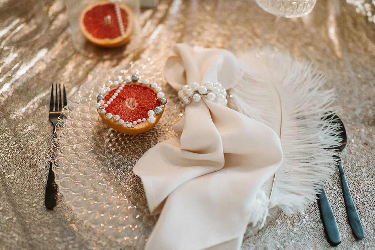 przykład ozdobienia stołu ślubnego