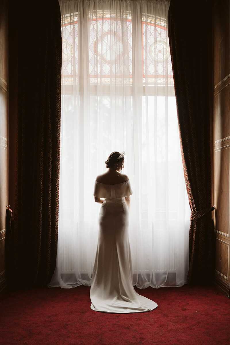 kobieta w sukni ślubnej