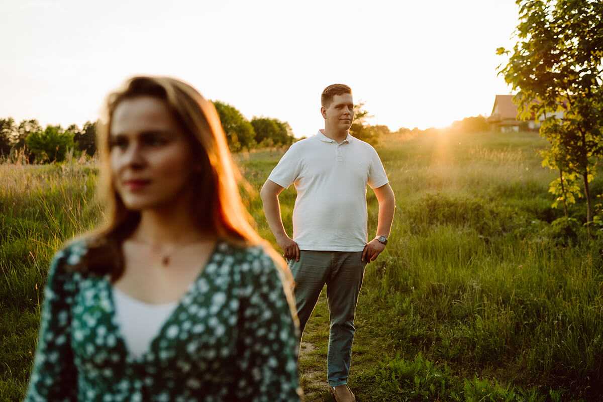 sesja narzeczenska, para o zachodzie słońca