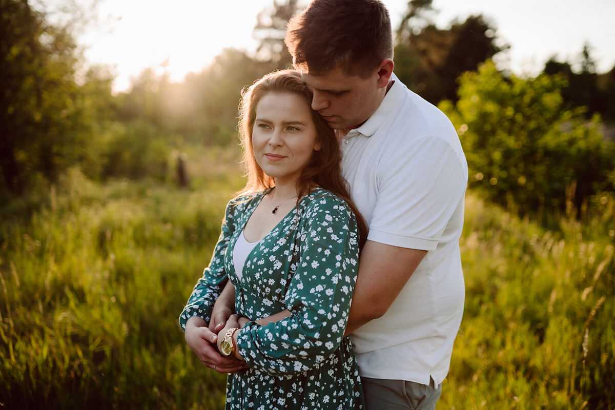 sesja narzeczenska przytulanie