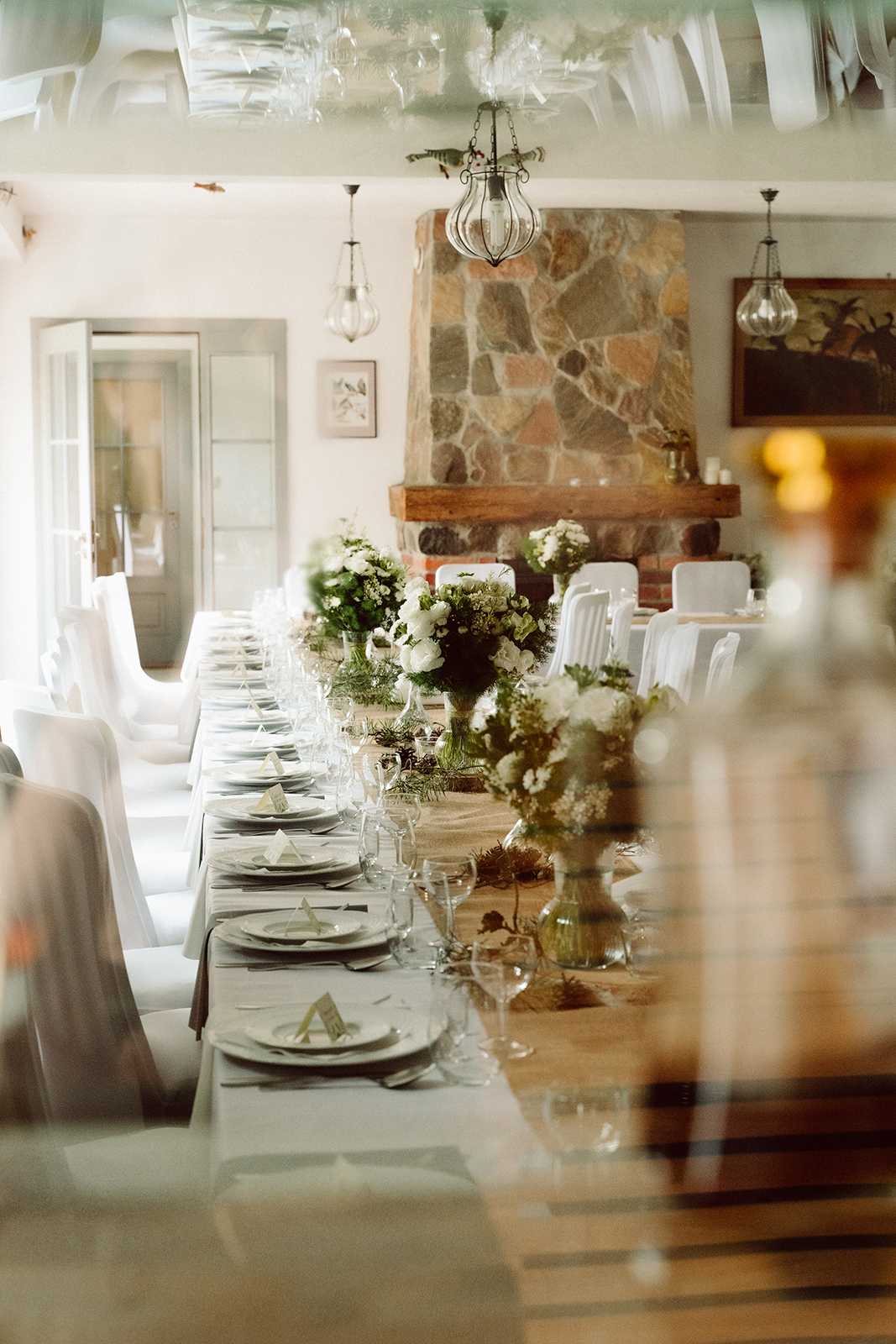 ozdoby na stół podczas ślubu cywilnego w plenerze