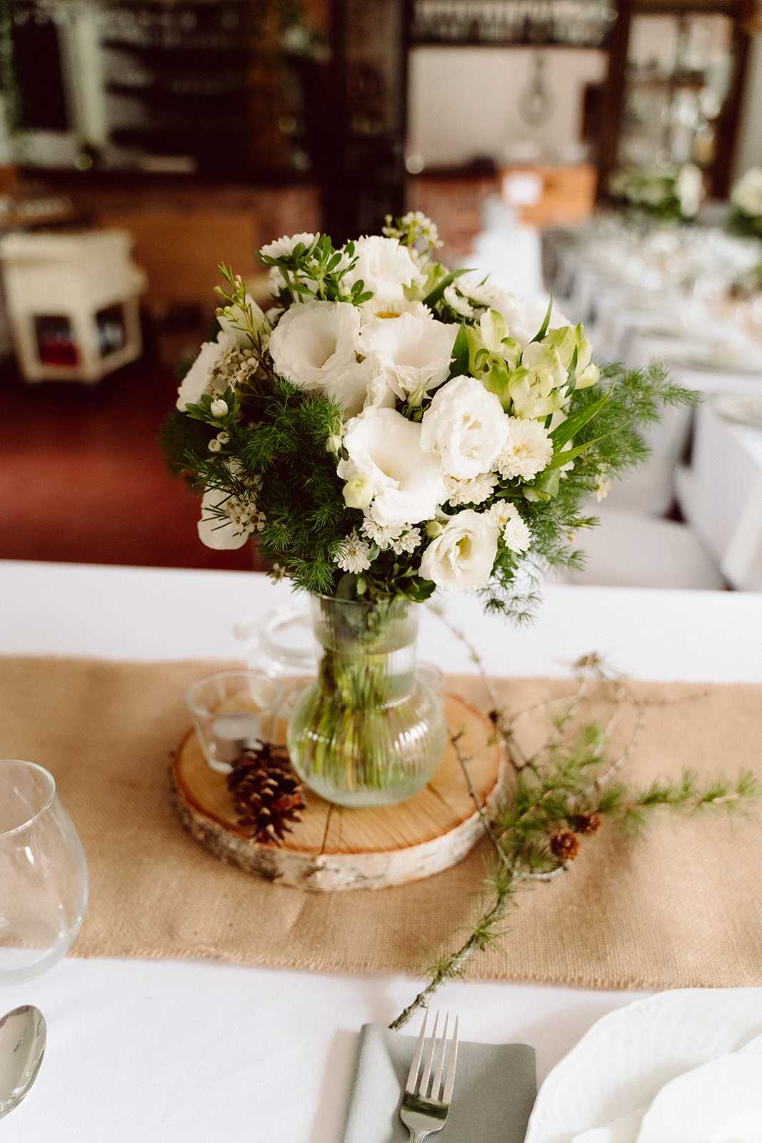 ozdoby na stół podczas ślubu cywilnego w plenerze