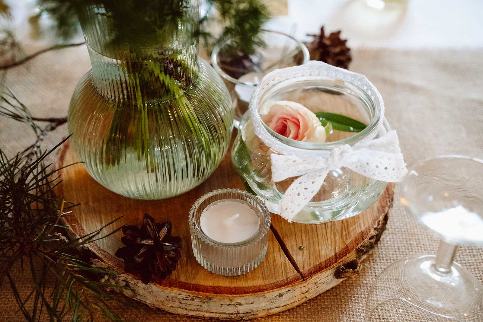 przystrojenie stołu podczas ślubu cywilnego w plenerze