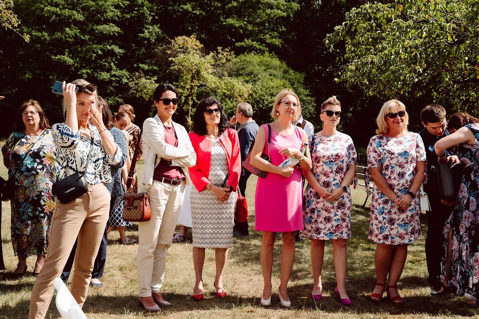 fotografia gości weselnych podczas ślubu w plenerze