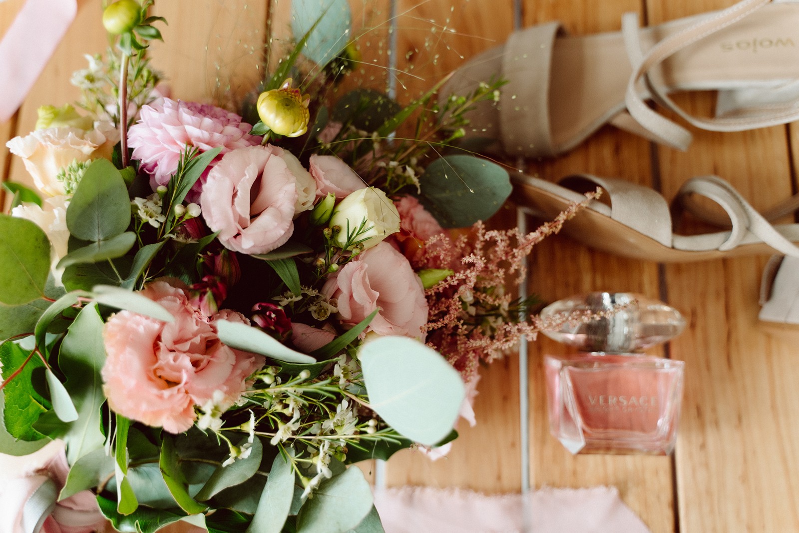 detale panny młodej bukiet i biżuteria