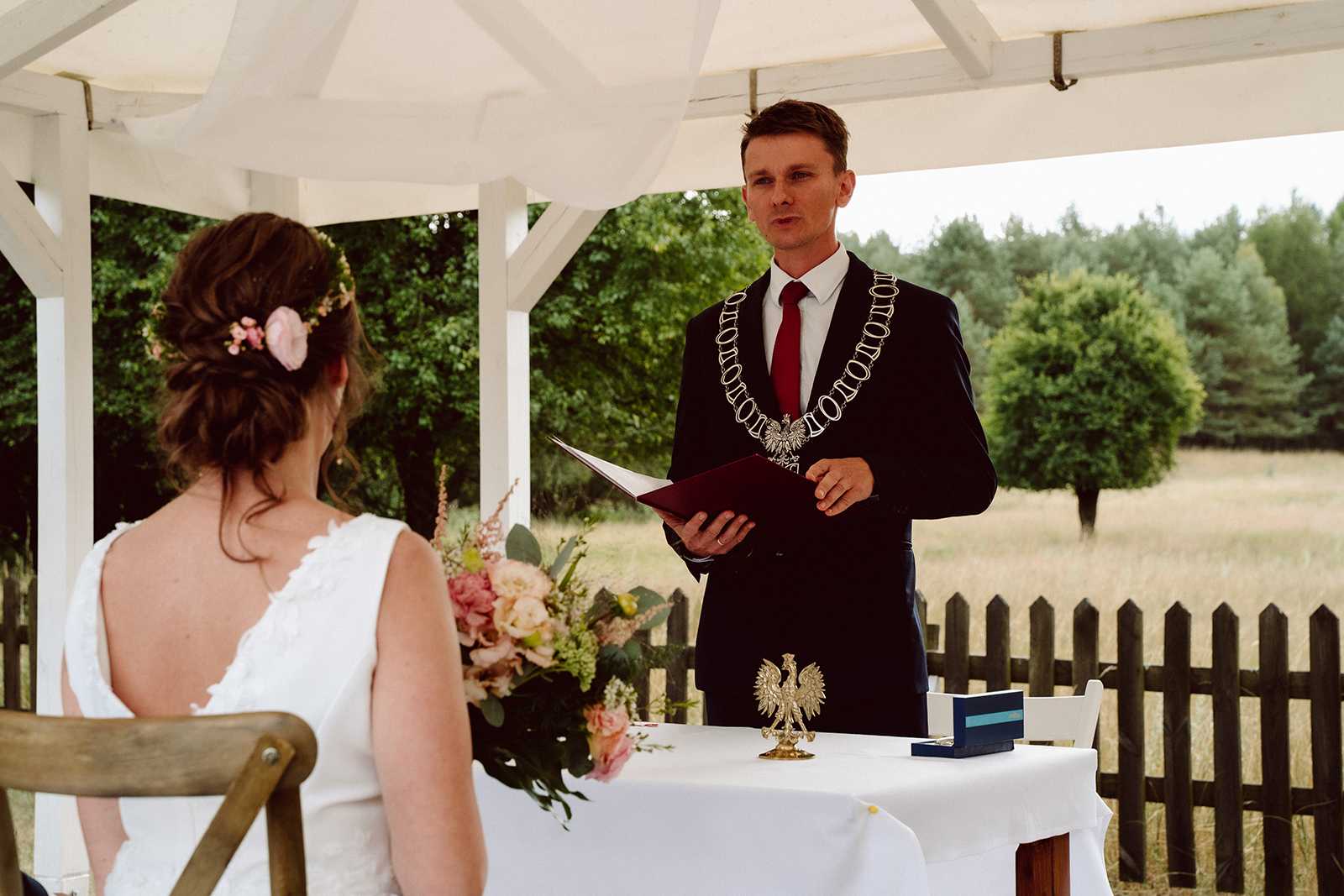 urzędnik na ślubie cywilnym