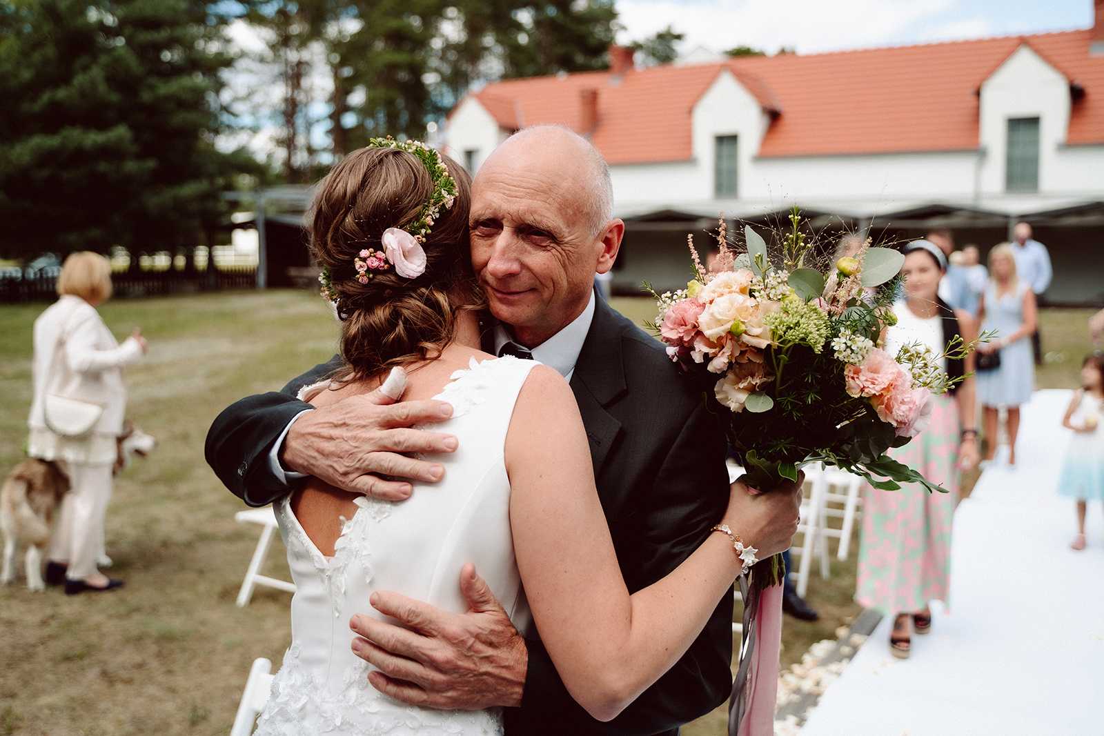 życzenia gości weselnych podczas ślubu cywilnego w plenerze