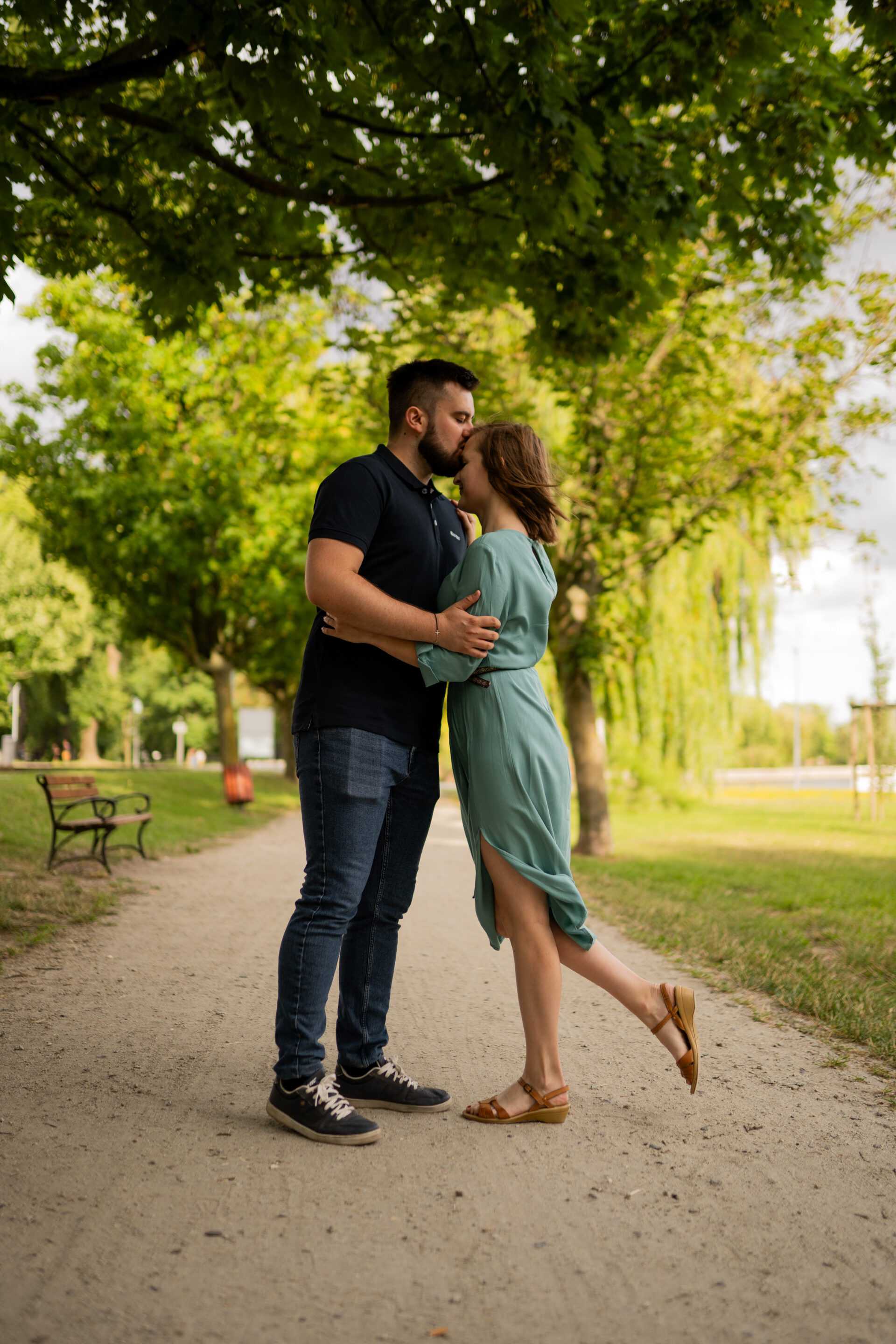 Intymny kadr z czułym spojrzeniem zakochanych, otulonych miękkim światłem.