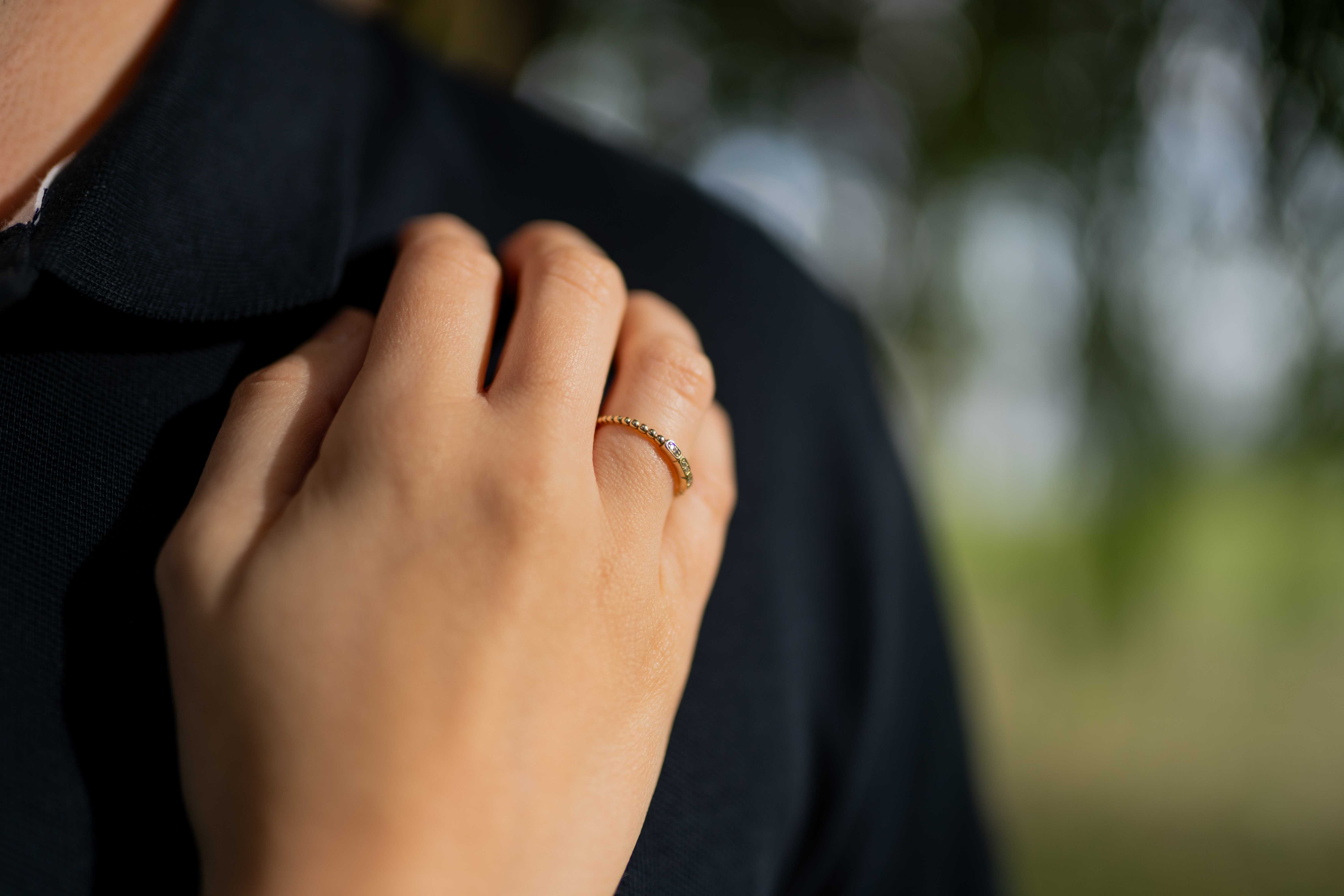 Intymny kadr z czułym spojrzeniem zakochanych, otulonych miękkim światłem.