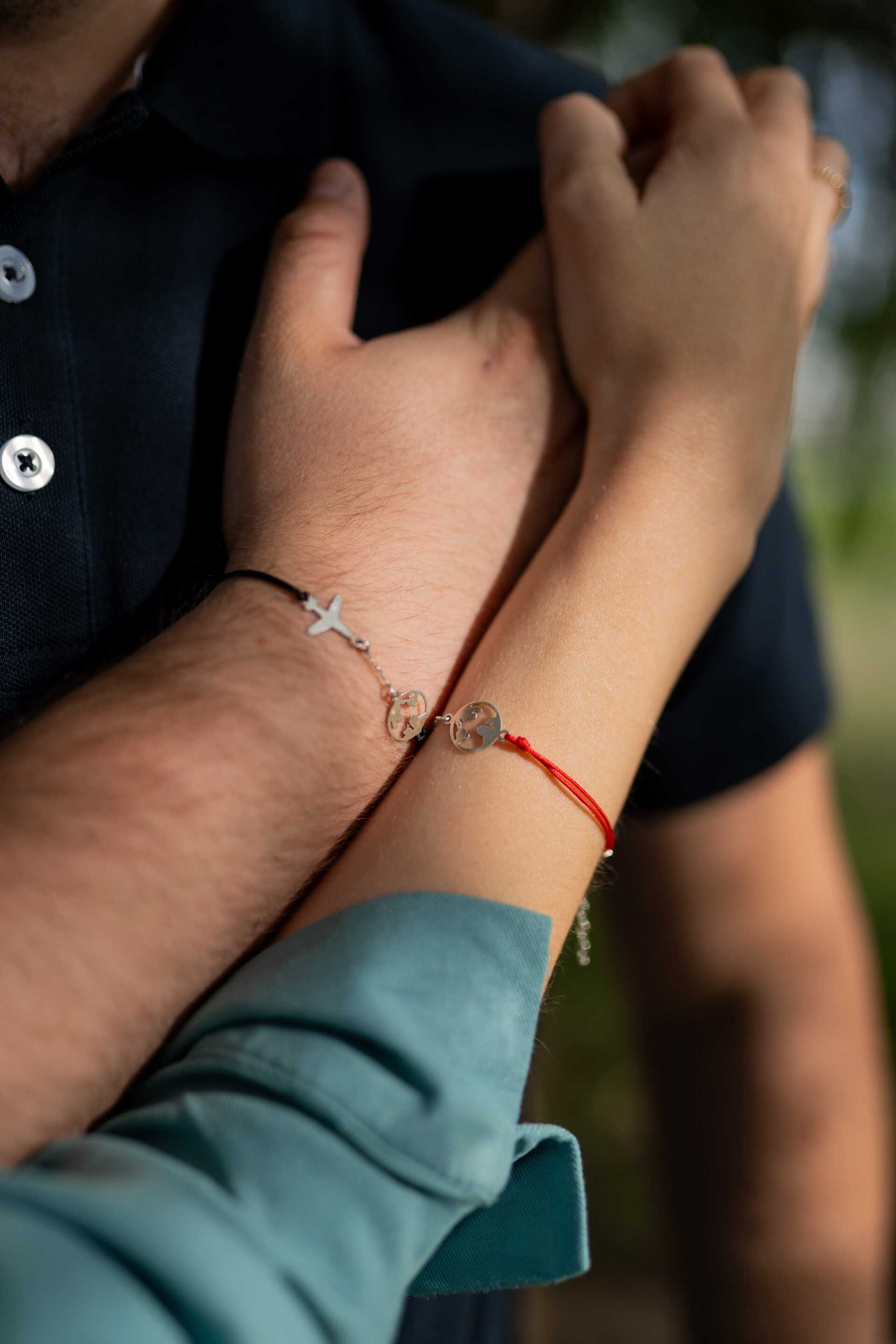 Dłonie z bransoletkami