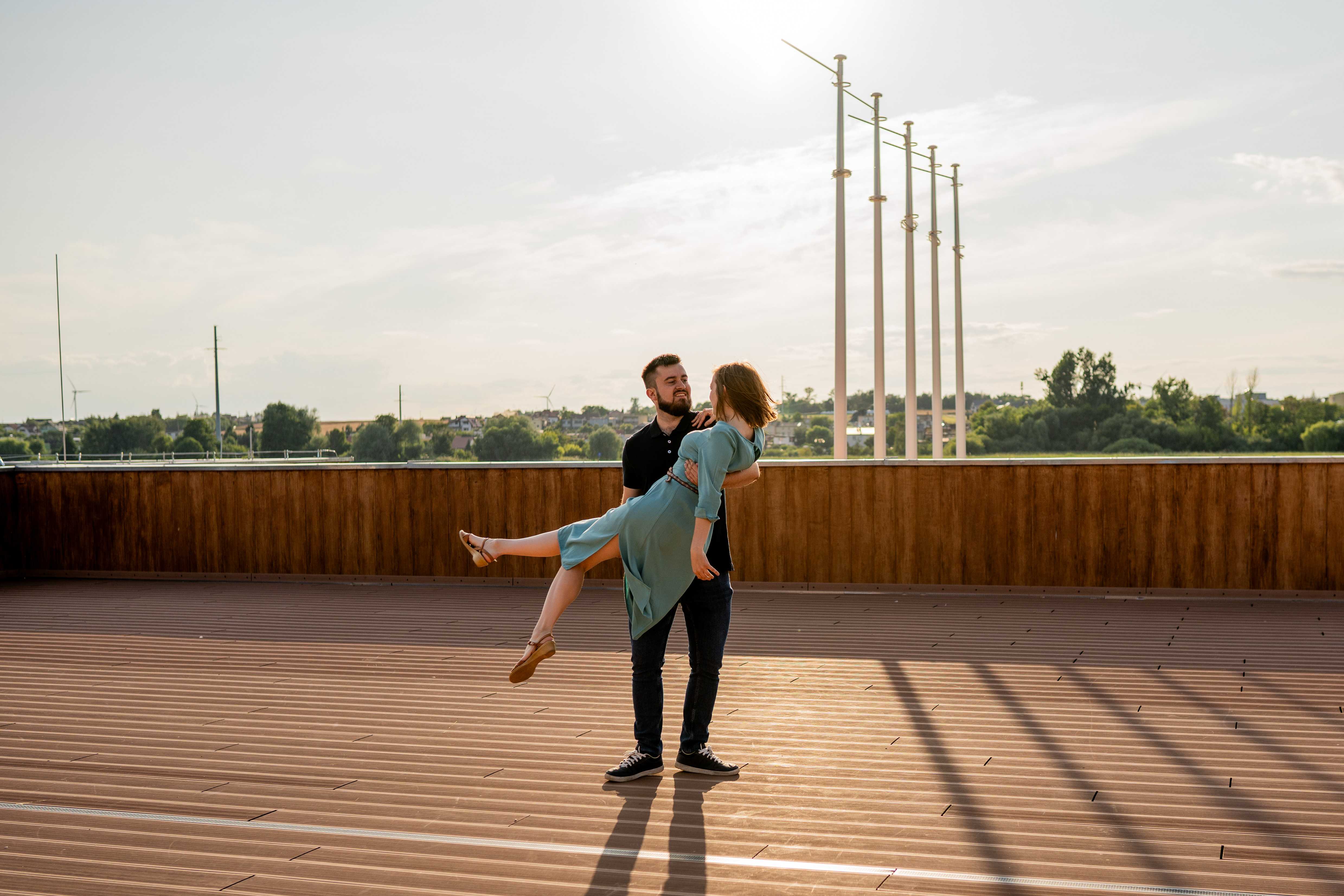 Zakochana para tańcząca na dachu budynku