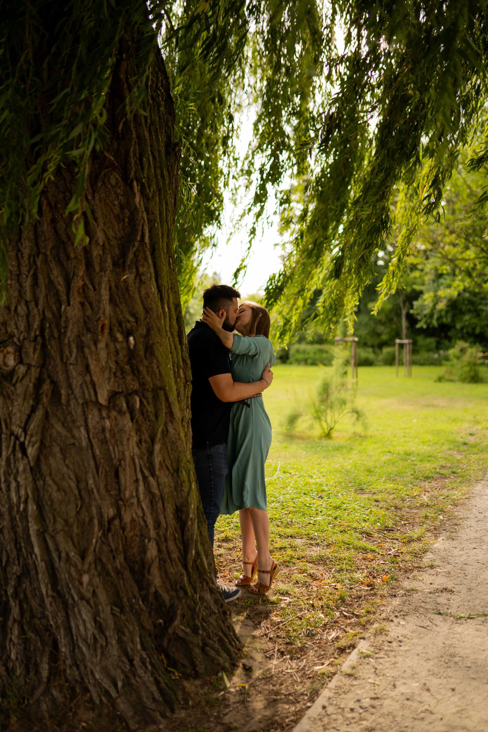 Intymny kadr z czułym spojrzeniem zakochanych, otulonych miękkim światłem.
