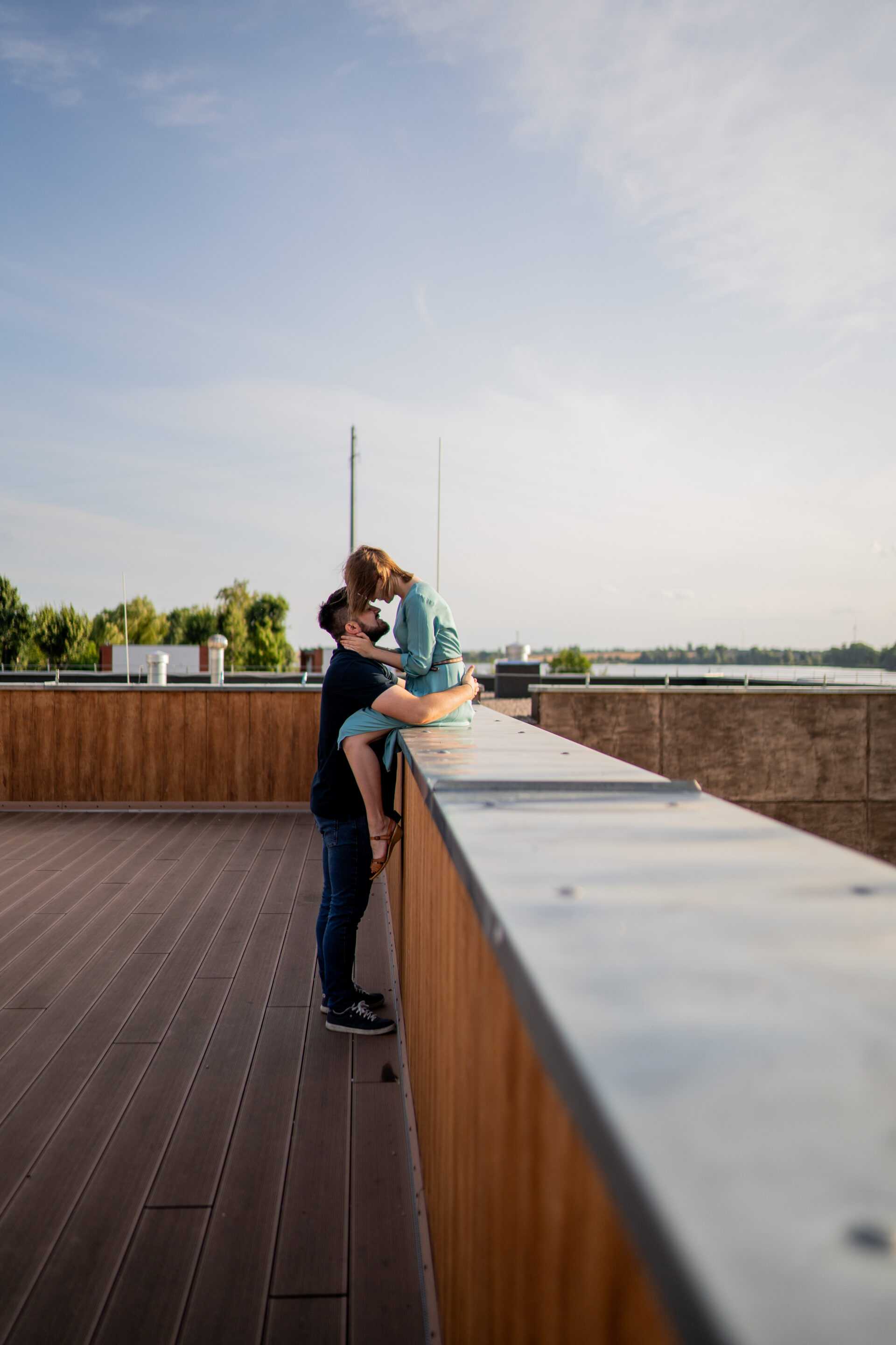 Intymny kadr z czułym spojrzeniem zakochanych, otulonych miękkim światłem.